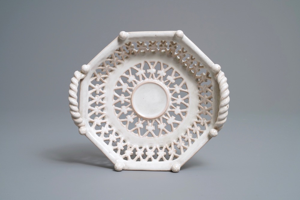 Een octagonale opengewerkte wit Delftse mand, Nederland of Frankfurt, 17e eeuw